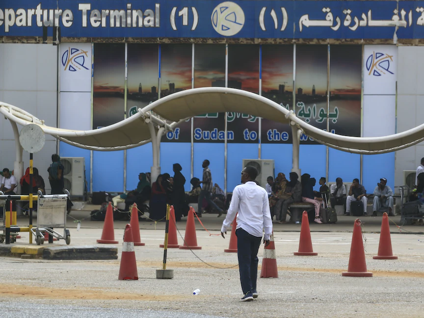 كيف تؤثر التطورات السياسية بالسودان على عائدات مجاله الجوي؟