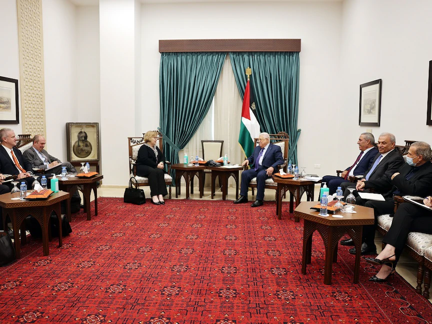 الرئيس الفسطيني محمود عباس يستقبل وفداً أميركياً برئاسة مساعدة وزير الخارجية الأميركي باربرا ليف - 11 يونيو 2022 - wafa.ps