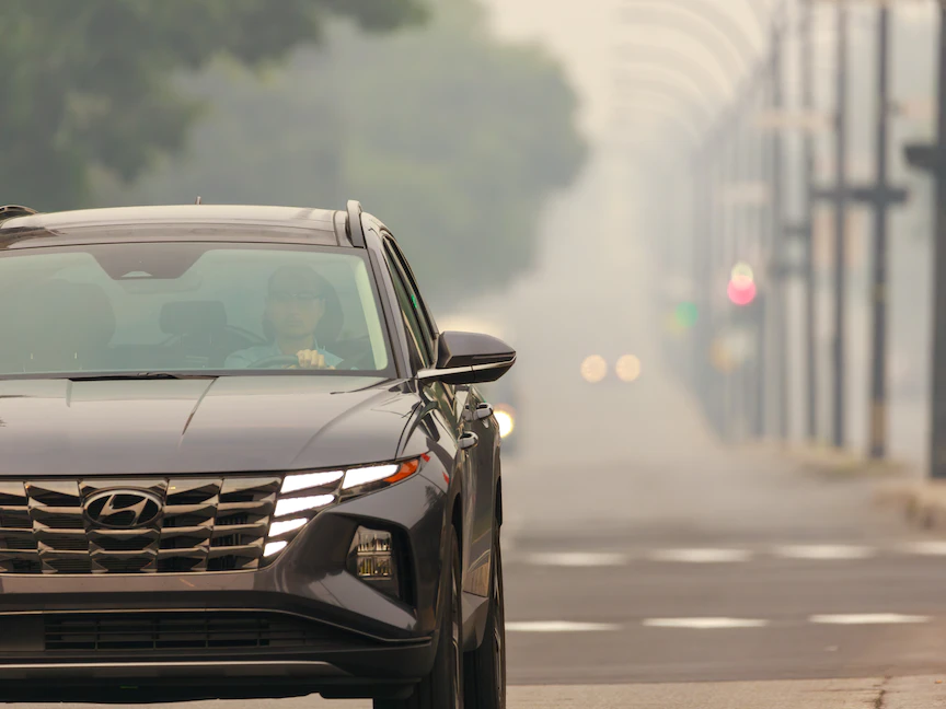 الدخان يغطي العاصمة الكندية مونتريال بسبب حرائق الغابات في مقاطعة كيبيك. 25 يونيو 2023 - AFP