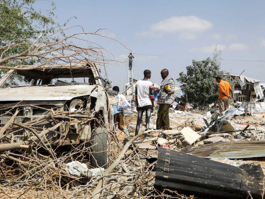 10 ضحايا في هجوم يُشتبه أنه تفجير انتحاري وسط الصومال