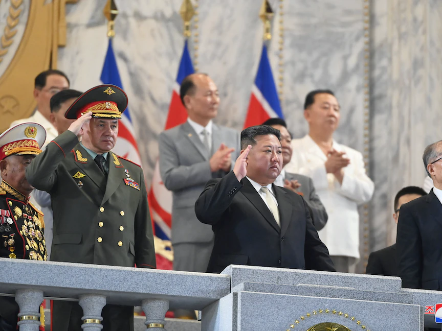 زعيم كوريا الشمالية كيم جونج أون ووزير الدفاع الروسي سيرجي شويجو خلال عرض عسكري في بيونج يانج. 27 يوليو 2023 - REUTERS