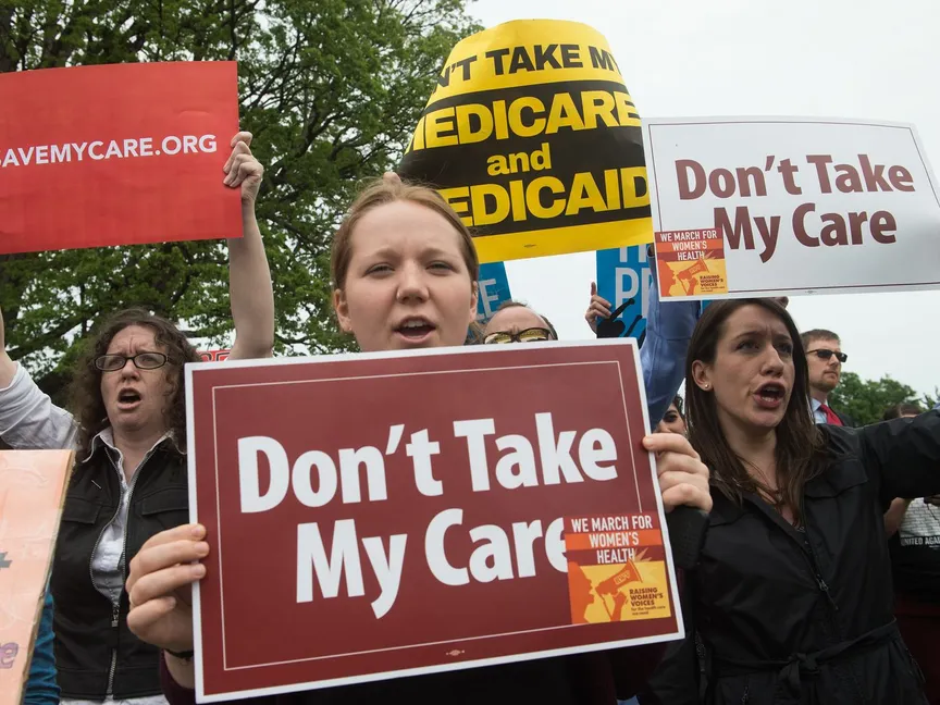 أميركيون يتظاهرون تأييداً لمشروع أوباما كير. - AFP