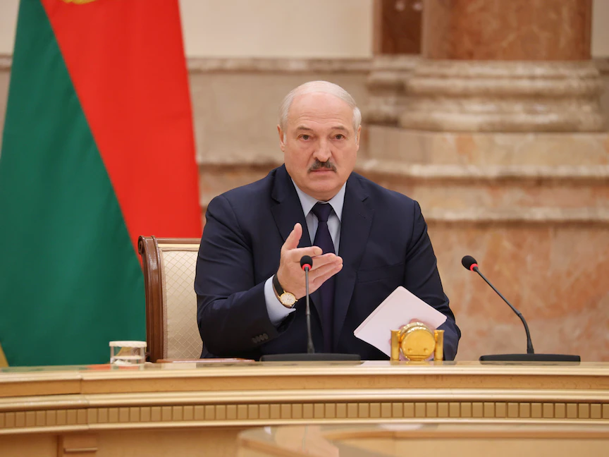 رئيس بيلاروسيا ألكسندر لوكاشينكو يحضر اجتماع اللجنة الدستورية في مينسك - REUTERS