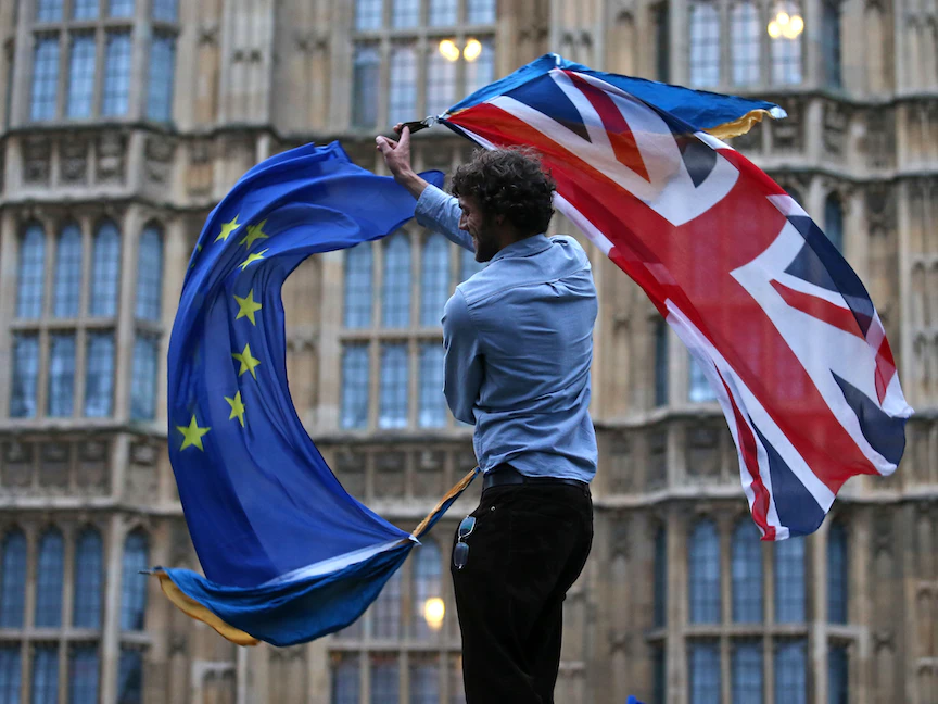 رجل يلوح بعلمي الاتحاد الأوروبي وبريطانيا في تظاهرة ضد بريكست في لندن - AFP