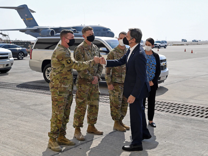 وزير الخارجية الأميركي أنتوني بلينكن في قاعدة العديد العسكرية في الدوحة، 07 سبتمبر 2021 - REUTERS