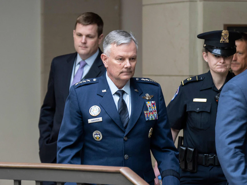 قائد القيادة الشمالية الأميركية وقيادة الدفاع الجوي الفضائي لأميركا الشمالية الجنرال جليندي فانهيرك يصل لاجتماع مغلق مع أعضاء مجلس الشيوخ الأميركي بشان المناطيد، الكابيتول - 9 فبراير 2023 - Getty Images via AFP
