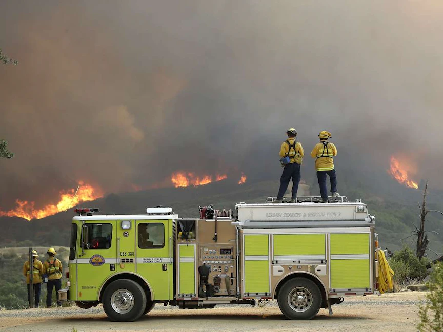 رجال الإطفاء يعملون على إخماد حريق كاليفورنيا - 30 يونيو 2021 - twitter@Cal_OES