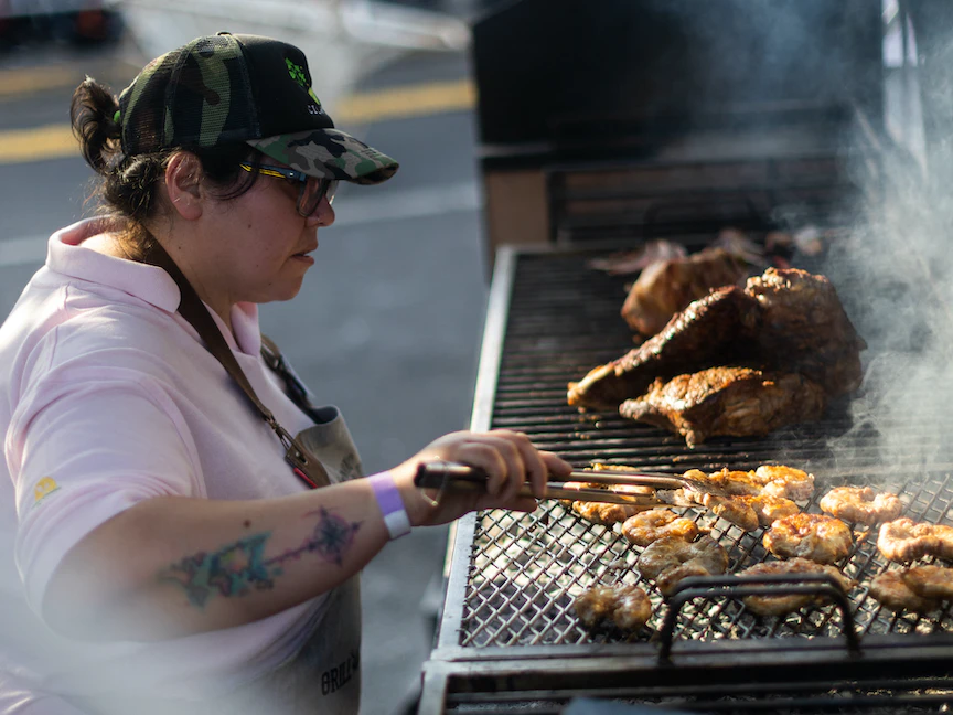 ناتالي سواريز باردو، الفائزة ببطولة الشواء الفيدرالية، تشوي اللحوم أثناء المنافسة في بوينس آيرس - 14 أغسطس 2022 - AFP