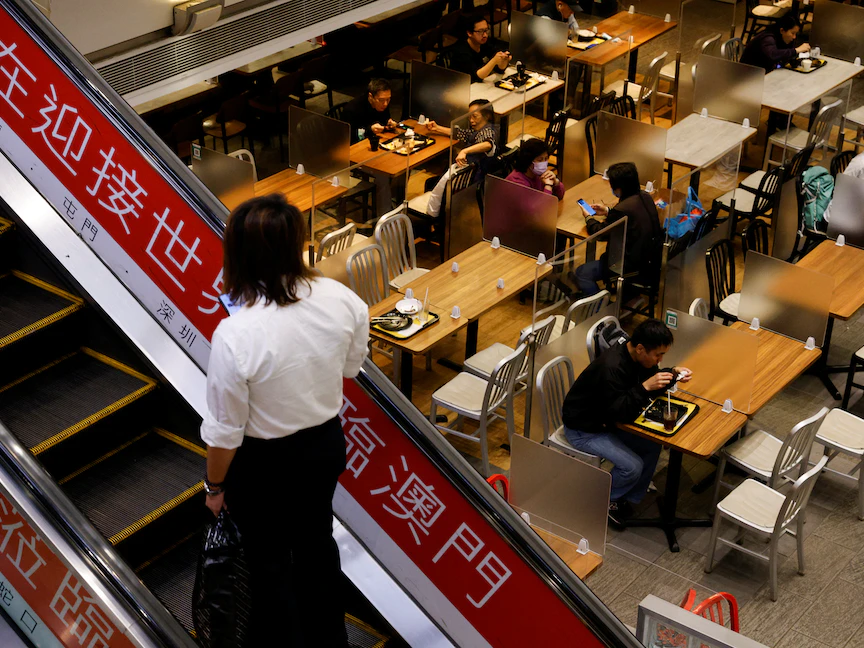 أشخاص يتناولون الطعام على طاولات مفصولة بحواجز وقائية داخل مطعم في هونج كونج في فترة تشهد تصاعد عدد الإصابات بالمتحور أوميكرون، 5 يناير 2022 - REUTERS