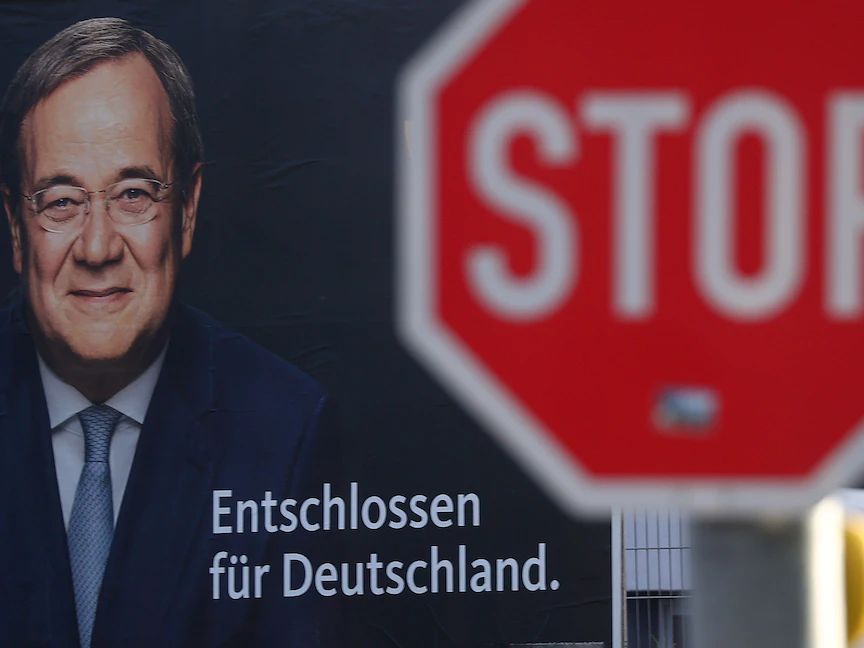 ملصق انتخابي لزعيم حزب "الاتحاد الديمقراطي المسيحي" أرمين لاشيت قرب فرانكفورت - 29 سبتمبر 2021 - REUTERS