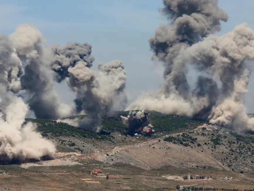 تصاعد الدخان من قضاء النبطية في جنوب لبنان عقب غارات إسرائيلية. 8 مايو 2025 - Reuters