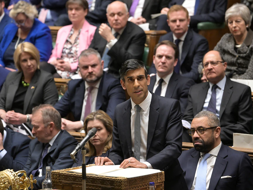 رئيس الوزراء البريطاني ريشي سوناك خلال إدلائه ببيان عن بروتوكول أيرلندا الشمالية في مجلس العموم بلندن- 27 فبراير 2023 - AFP