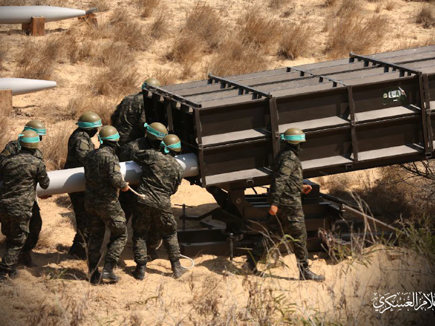 عناصر كتائب القسام التابعة لحركة حماس يستعدون لإطلاق صواريخ "العطار" باتجاه إسرائيل