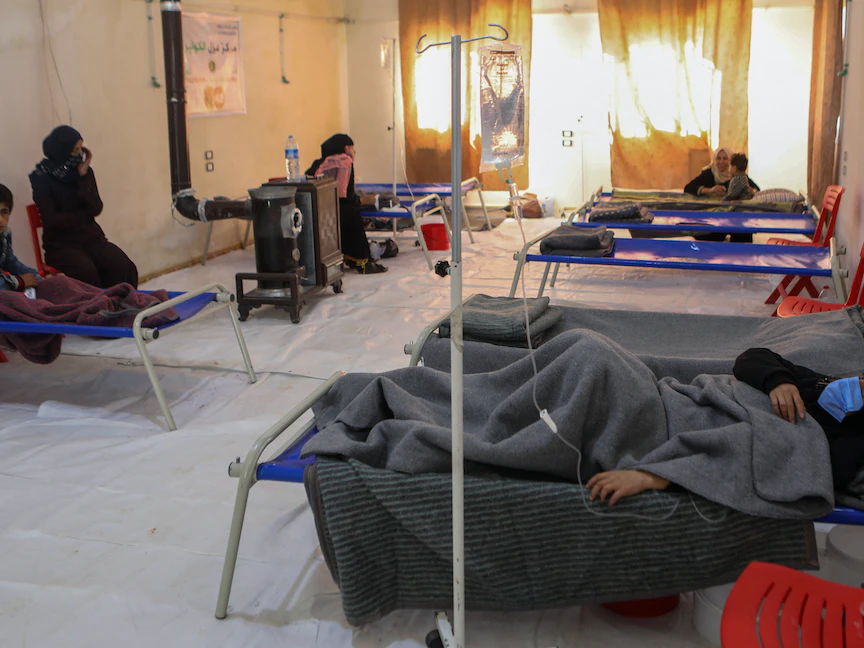 مرضى يتلقون العلاج في مركز طبي تم افتتاحه لحالات الكوليرا في بلدة دركوش السورية، على مشارف محافظة إدلب الخاضعة لسيطرة المعارضة- 22 أكتوبر 2022. - AFP