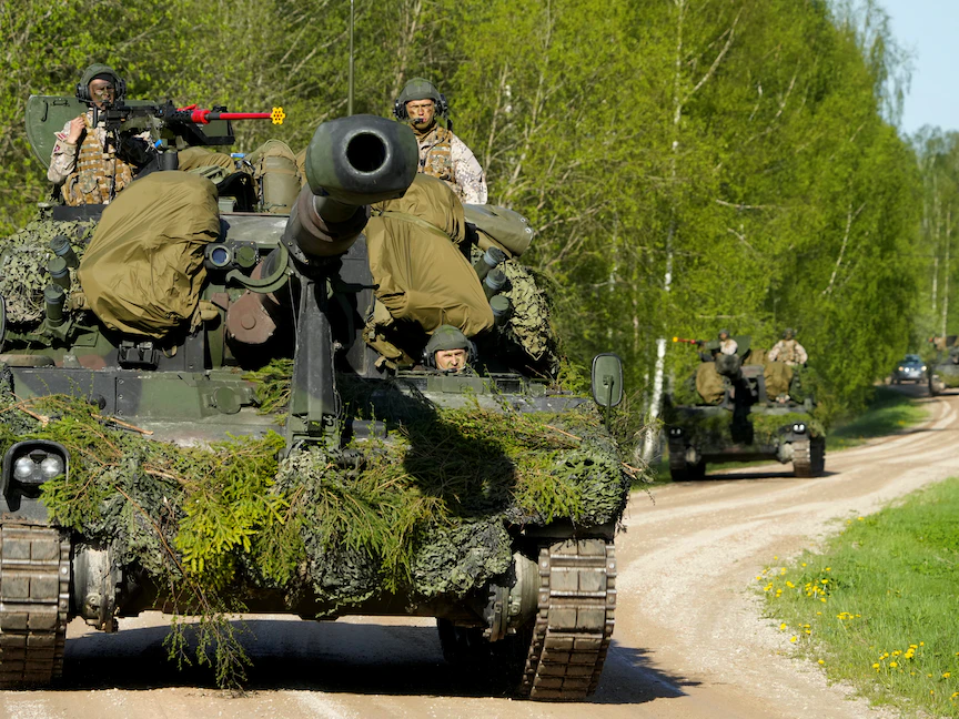 جنود لاتفيون يقودون مدافع هاوتزر ذاتية الدفع خلال تمرين عسكري في لاتفيا - 22 مايو 2022 - REUTERS