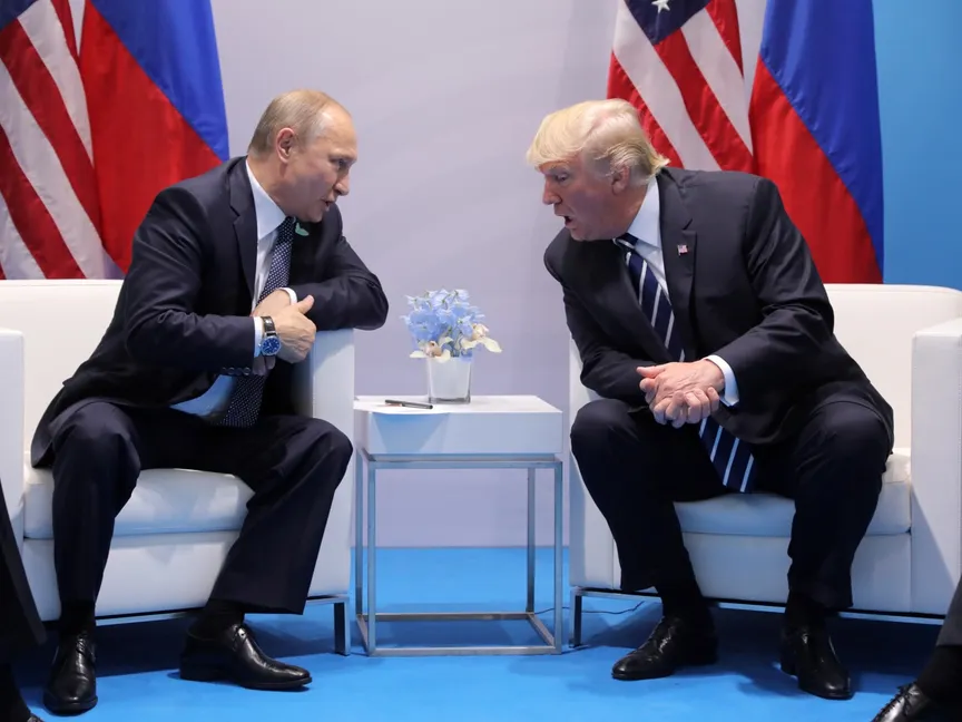 الرئيس الأميركي دونالد ترمب والرئيس الروسي فلاديمير بوتين خلال اجتماعهما في قمة مجموعة العشرين في هامبورج، ألمانيا. 7 يوليو 2017 - REUTERS