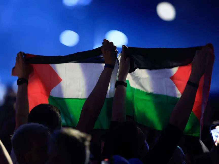 عدد من الجمهور الحاضر في نهائيات يوروفيجن يحملون الأعلام الفلسطينية. مالمو. السويد. 11 مايو 2024 - AFP