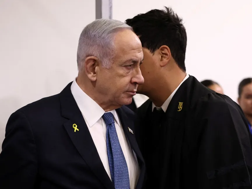 رئيس الوزراء الإسرائيلي بنيامين نتنياهو في حديث مع محاميه خلال محاكمته بتهم الفساد في المحكمة الجزئية في تل أبيب. 16 ديسمبر 2024 - REUTERS