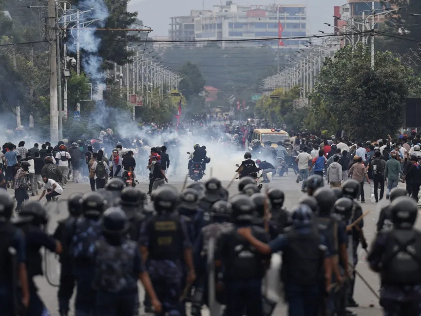 أفراد من شرطة مكافحة الشغب يطاردون متظاهرين خلال احتجاجات في كاتماندو ضد قرار الحكومة النيبالية حجب العديد من منصات التواصل الاجتماعي- 8 سبتمبر 2025 - Reuters