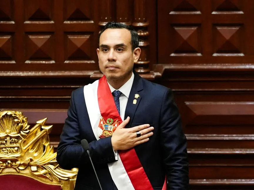رئيس برلمان بيرو يؤدى اليمين رئيساً جديداً للبلاد خلفاً لدينا بولوارتي
