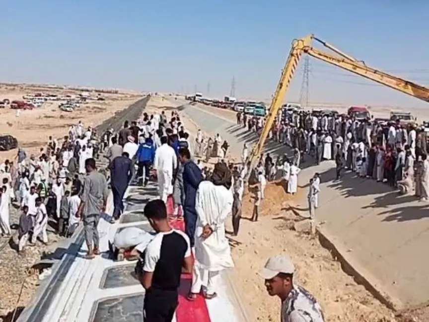 مصر.. اصطدام سيارة بقطار يودي بحياة 8 أشخاص في السويس