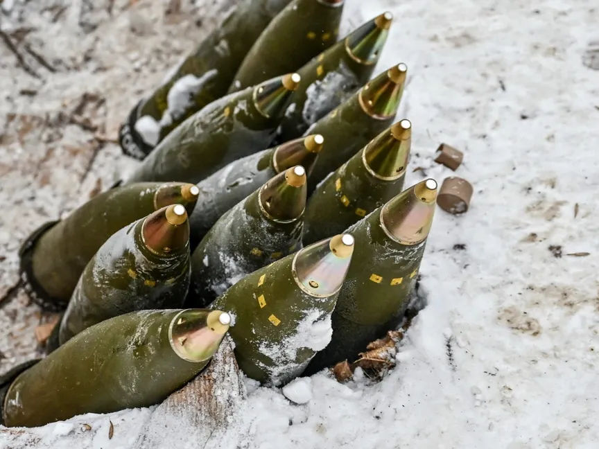 قذائف مدفعية عيار 155 ملم في موقع للجنود الأوكرانيين بالقرب من خط المواجهة في منطقة زابوريزجيا، أوكرانيا. 14 يناير 2024 - REUTERS