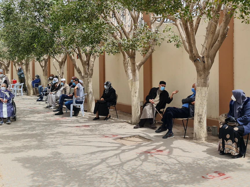 ليبيون مسنون ينتظرون تلقي لقاح أسترازينيكا المضاد لكورونا مع بدء حملة التلقيح في طرابلس، 17 أبريل 2021 - AFP