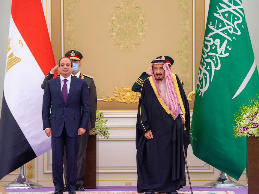 الملك سلمان بن عبدالعزيز والرئيس المصري عبدالفتاح السيسي في العاصمة السعودية الرياض. 8 مارس 2022 - واس