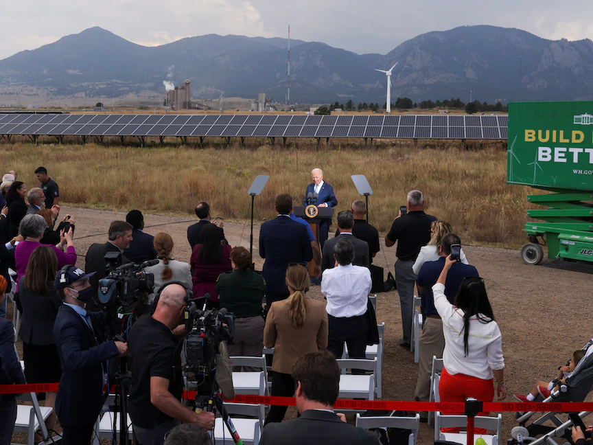 الرئيس الأميركي جو بايدن يزور المختبر الوطني للطاقة المتجددة في ولاية كولورادو - 14 سبتمبر 2021 - REUTERS