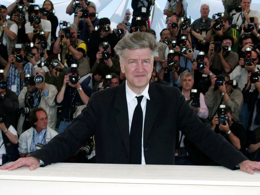 المخرج الأميركي ديفيد لينش يقف أمام حشد من المصورين في مهرجان كان. 15 مايو 2022 - رويترز