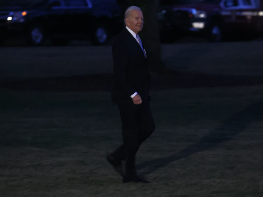 الرئيس الأميركي جو بايدن يسير في الحديقة الجنوبية للبيت الأبيض. 20 يناير 2023 - REUTERS