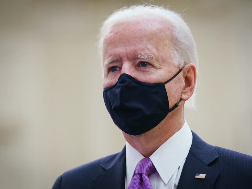 الرئيس الأميركي جو بايدن يرتدي كمامة - AFP