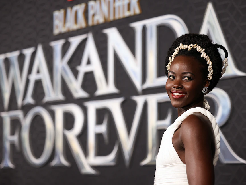 الممثلة لوبيتا نيونغو في العرض الأول لفيلم Black Panther: Wakanda Forever في لوس أنجلوس، كاليفورنيا، 26 أكتوبر 2022. - REUTERS