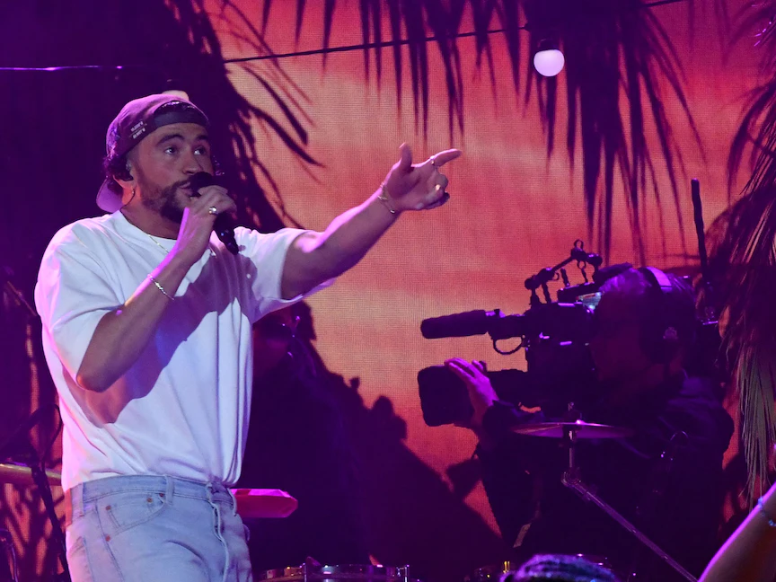 المغني البورتوريكي باد باني خلال حفل توزيع جوائز جرامي الخامس والستين في Crypto.com Arena في لوس أنجلوس، 5 فبراير 2023 - AFP