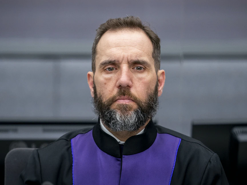 المدعي العام الأميركي جاك سميث أثناء تقديم الرئيس الكوسوفي السابق هاشم تاتشي لأول مرة أمام محكمة جرائم الحرب في لاهاي لمواجهة اتهامات تتعلق بنزاع التسعينيات مع صربيا- 9 نوفمبر 2020 - AFP