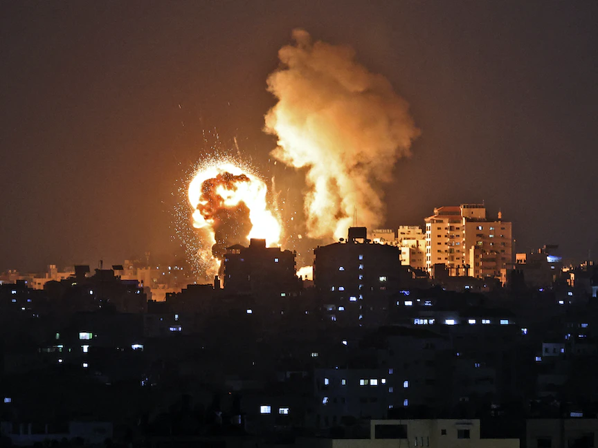 ألسنة اللهب تتصاعد في موقع غارة إسرائيلية على قطاع غزة. 10 مايو 2021. - AFP