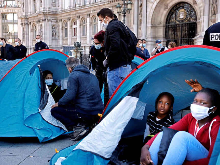 الشرطة الفرنسية تجلي مهاجرين من أمام مبنى البلدية في باريس. 1 سبتمبر 2020 - AFP