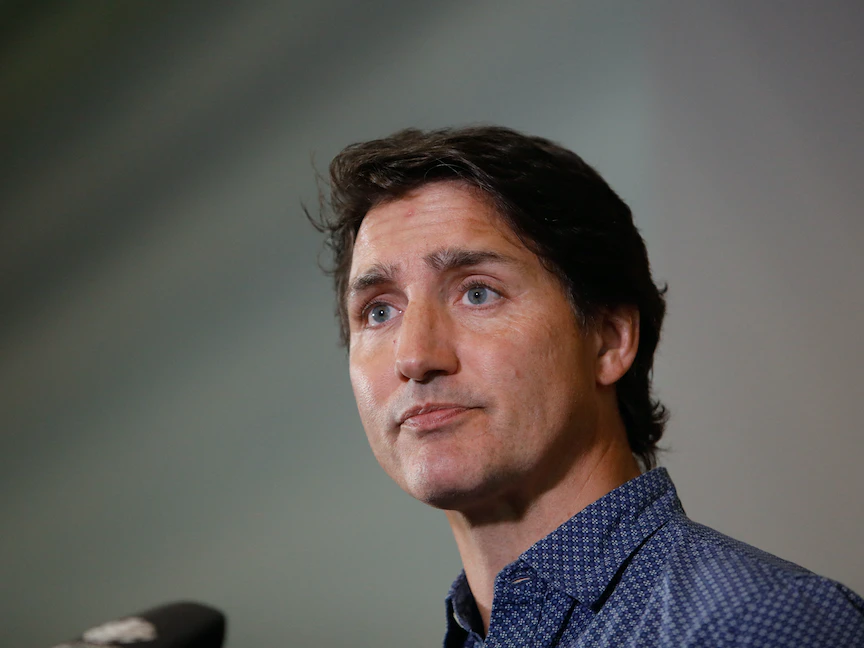 رئيس وزراء كندا جاستن ترودو يلقي كلمة في مركز إجلاء يقدم خدمات للفارين من الحرائق في ألبرتا. 18 أغسطس 2023 - REUTERS