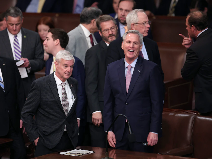 زعيم الأغلبية الجمهورية كيفين مكارثي (يمين) خلال انتخابات رئيس مجلس النواب الأميركي. واشنطن. 07 يناير 2023 - Getty Images via AFP