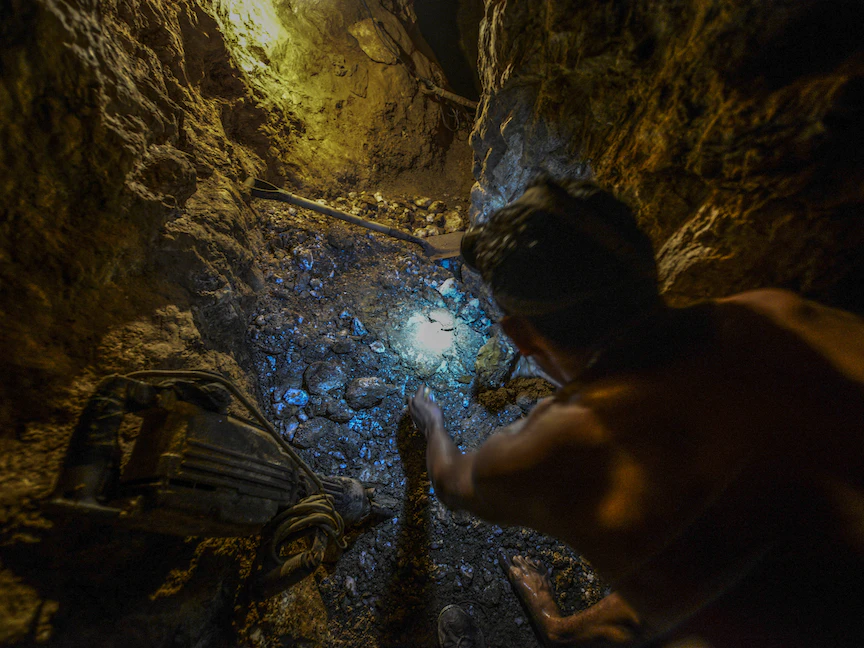 عامل يبحث عن الذهب في منجم لاكوليبرا في إل كالاو بولاية بوليفار جنوب شرق فنزويلا. 1 مارس 2017 - AFP