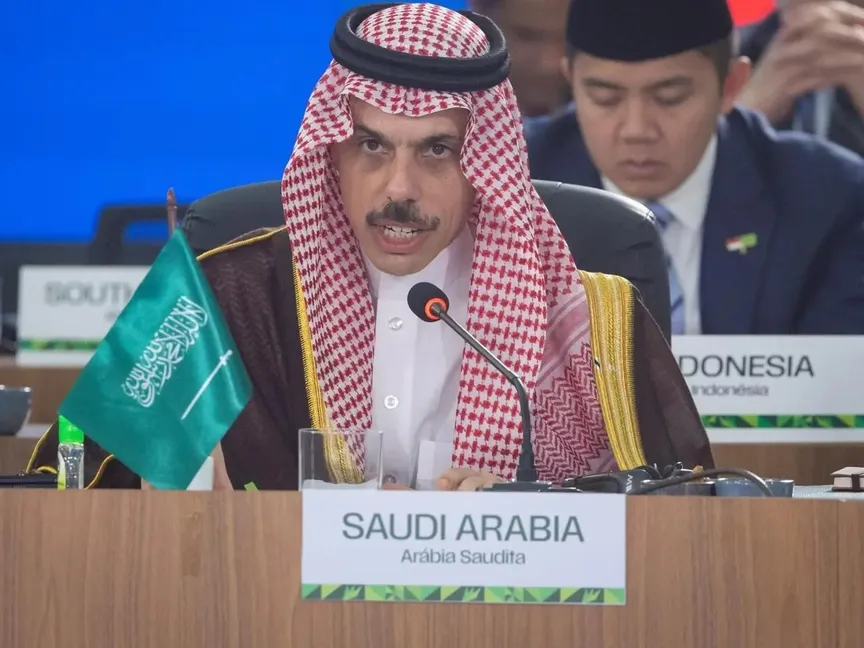 وزير الخارجية السعودي الأمير فيصل بن فرحان يلقي كلمته أمام في الجلسة الأولى من أعمال اليوم الثاني للقمة السابعة عشرة لمجموعة بريكس 2025، ريو دي جانيرو، البرازيل. 7 يوليو 2025 - واس