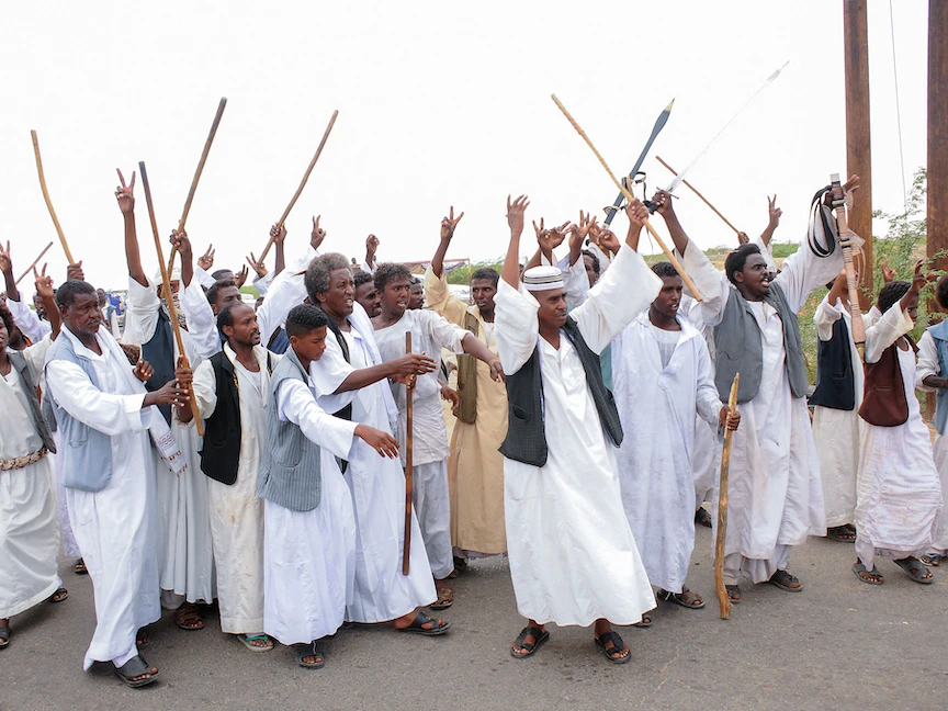 أنصار "المجلس الأعلى لنظارات البجا والعموديات المستقلة" في مدينة بورتسودان- 26 سبتمبر 2021. - AFP