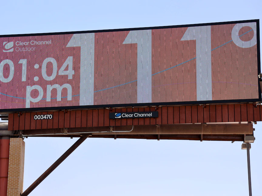 لوحة تشير إلى أن درجة الحرارة 111 فهرنهايت (نحو 44 درجة مئوية) في استمرار لارتفاعها فوق 110 درجات لمدة 19 يوماً متتالية، في فينيكس بولاية أريزونا الأميركية. 18 يوليو 2023 - REUTERS