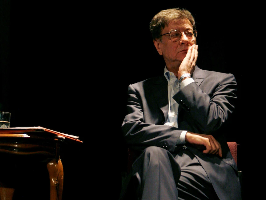 الشاعر الراحل محمود درويش في أمسية شعرية في حيفا. 15 يوليو 2007 - REUTERS