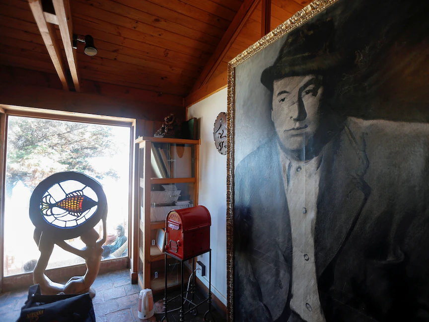 صورة الشاعر الثائر بابلو نيرودا داخل متحفه في تشيلي. 7 مارس 2022 - REUTERS