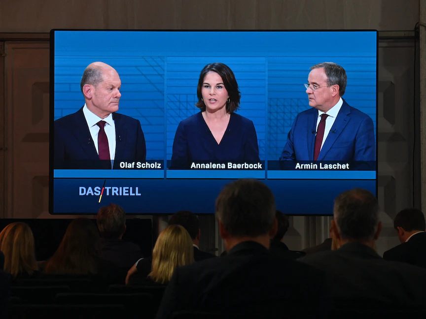 مرشح "الحزب الديمقراطي الاشتراكي" أولاف شولتز (يسار)، ومرشحة "حزب الخضر" أنالينا بيربوك (وسط)، ومرشح الاتحادين المسيحيين الديمقراطي والاجتماعي أرمين لاشيت (يمين)، خلال المناظرة الثلاثية - برلين - 12 سبتمبر 2021 - AFP