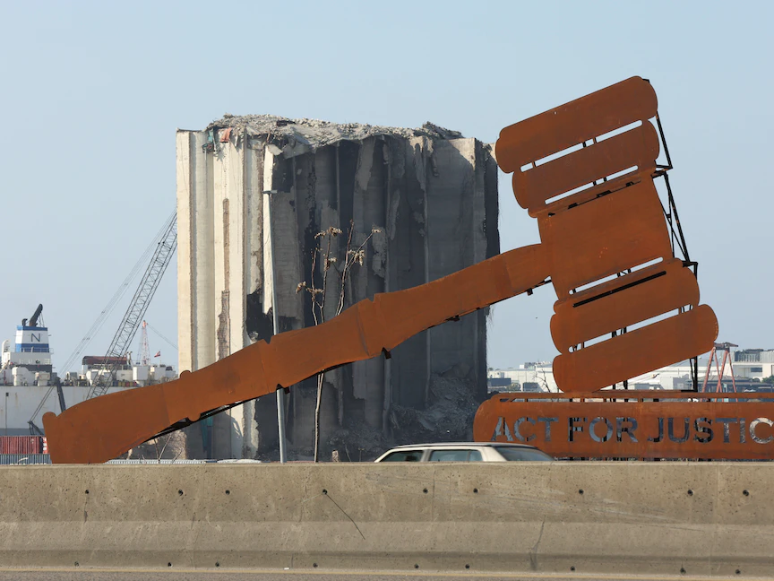 نصب "رمز العدالة" بالقرب من صومعة الحبوب التي تضررت خلال انفجار مرفأ بيروت. 24 يناير 2023 - REUTERS