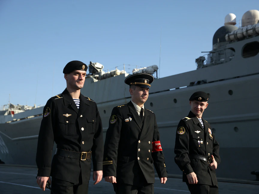 طاقم سفينة حربية روسية في ميناء ليماسول على الساحل الجنوبي لقبرص- 2 ديسمبر 2014 - AFP