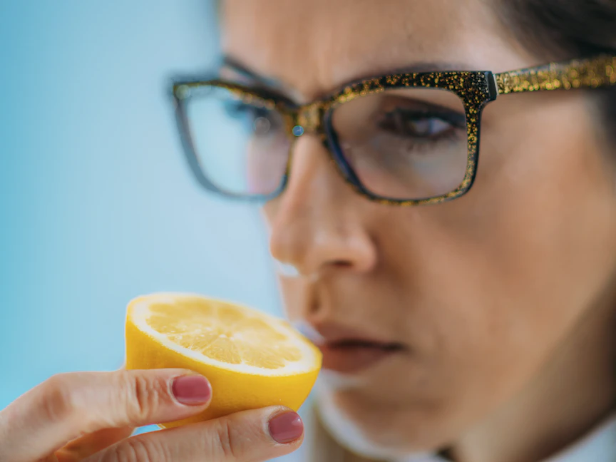 يفقد معظم الناس حاستي الشم والتذوق في المراحل المبكرة من الإصابة بكورونا - Getty