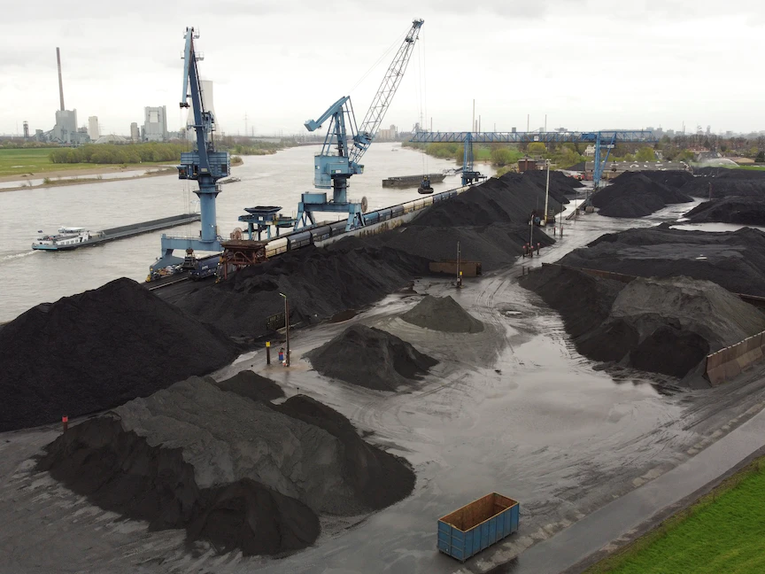 فحم في محطة شحن بميناء راينبرج-أورسوي الألماني قرب دويسبورج. 6 أبريل 2022 - REUTERS